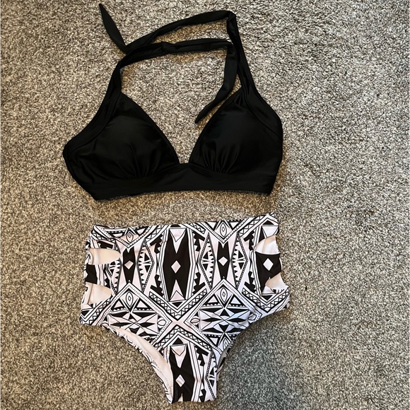 Black & White Bikini - Picture 1 of 7